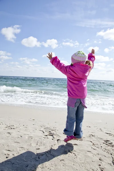 Linda chica joven divirtiéndose en la playa — Foto de Stock