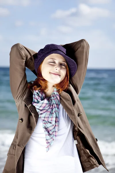 Móda mladé ženy na pláži v slunečný den. — Stock fotografie