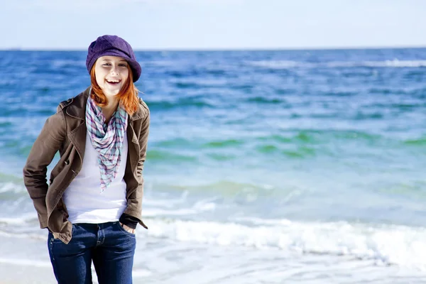 Mode jonge vrouwen op het strand in zonnige dag. — Stockfoto