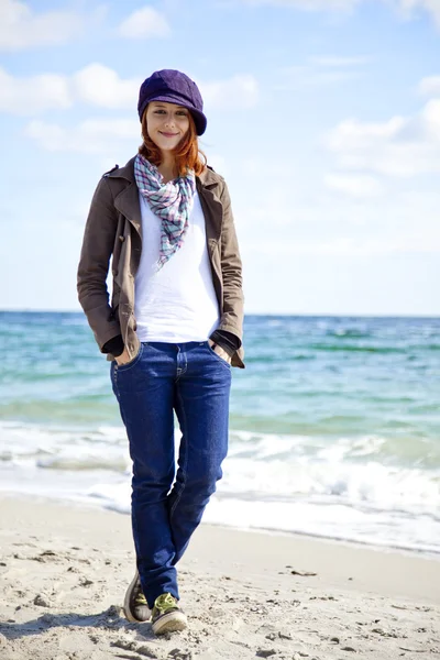 Güneşli bir günde sahilde genç kadın moda. — Stok fotoğraf