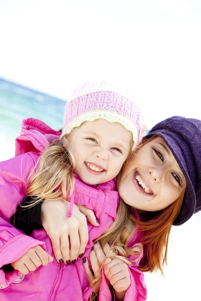 Two sisters 4 and 21 years old at the beach in sunny autumn day. — Stock Photo, Image