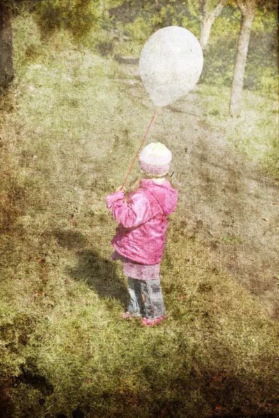 Menina com balão no parque. Foto em imagens de cores retro antigas — Fotografia de Stock