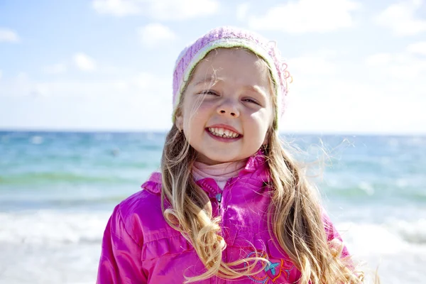 Портрет милой молодой девушки на пляже — стоковое фото