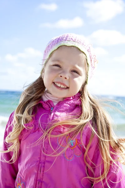 Porträt eines süßen jungen Mädchens am Strand — Stockfoto