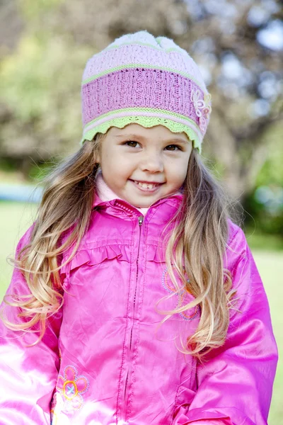Retrato de menina bonito no parque . — Fotografia de Stock