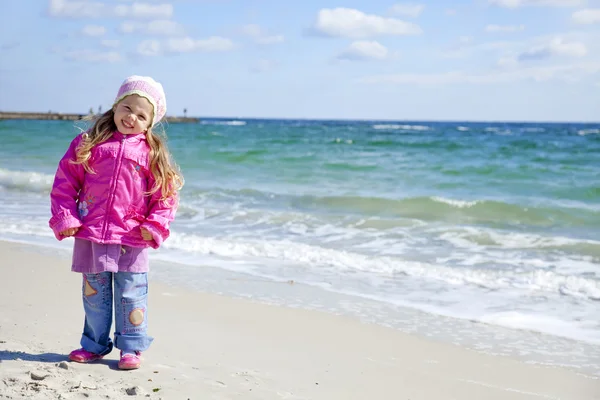 Retrato de linda joven en la playa — Foto de Stock
