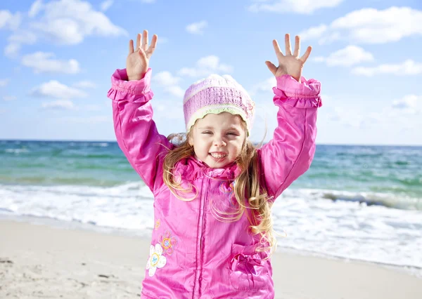 Retrato de linda joven en la playa — Foto de Stock