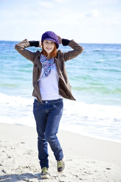 Güneşli bir günde sahilde genç kadın moda. — Stok fotoğraf