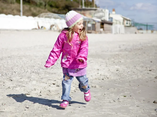 Portret słodkie dziewczyny na plaży — Zdjęcie stockowe
