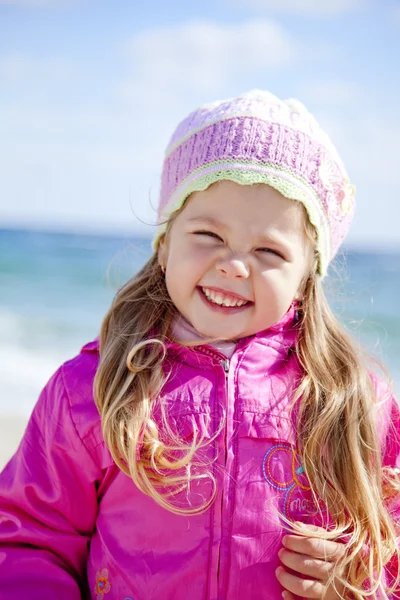 Portrét roztomilá dívka na pláži — Stock fotografie