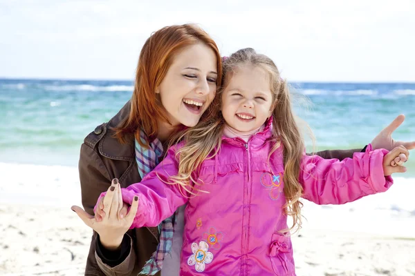 Two sisters 4 and 21 years old at the beach in sunny autumn day. — Stock Photo, Image