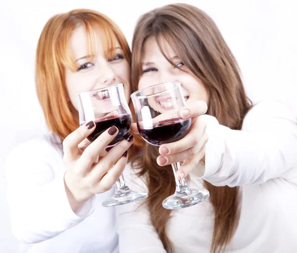 Duas namoradas com dois copos de vinho . — Fotografia de Stock