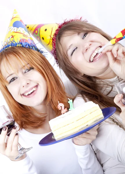 Zwei Freundinnen mit Kuchen und Wein feiern 21. Geburtstag — Stockfoto