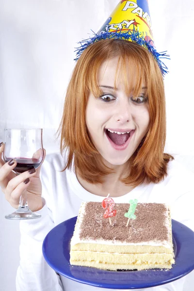 Pelirroja con copa de vino y pastel celebran su 21º cumpleaños . — Foto de Stock