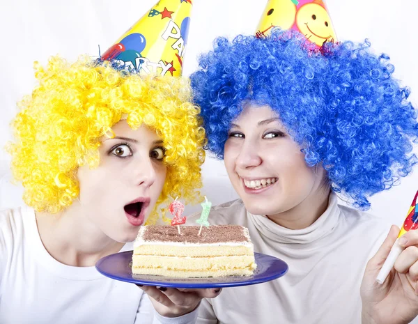 Two girlfriends with cake and wig celebrate 21th birthday — Stock Photo, Image