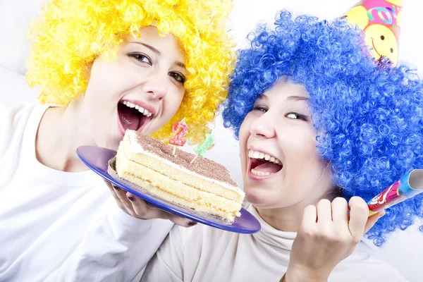 Two girlfriends with cake and wig celebrate 21th birthday — Stock Photo, Image