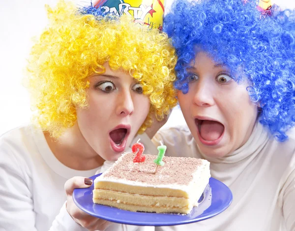 Dvě kamarádky s dort a paruka oslavit 21 narozeniny — Stock fotografie