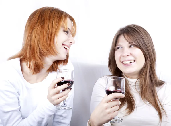 Deux copines avec deux verres de vin . — Photo