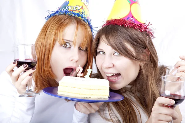 Zwei Freundinnen mit Kuchen feiern 21. Geburtstag — Stockfoto