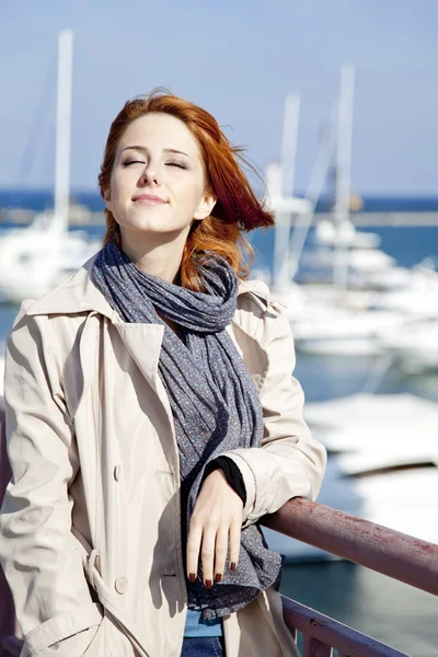 Portrét, fashion girl v přístavu nedaleko jachty. — Stock fotografie