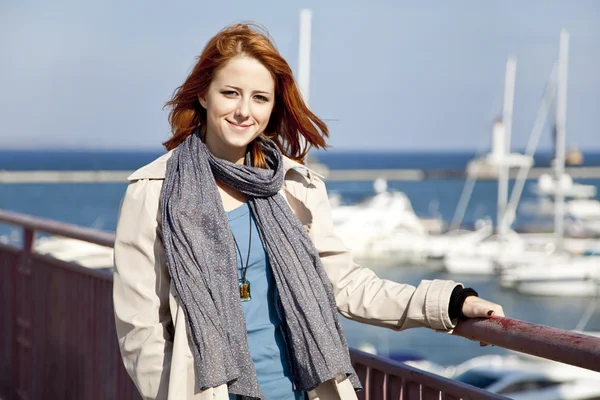 Porträtt av mode flicka i hamn nära yachts. — Stockfoto