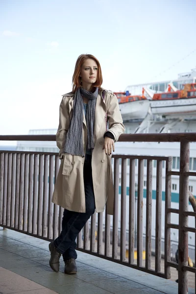 Portret van mode meisje op poort in de buurt van boot. — Stockfoto