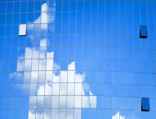 Sklo highrise budovy s oblohou reflexe — Stock fotografie