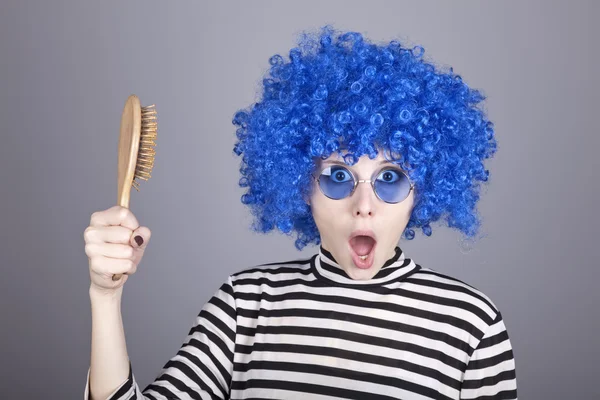 Verrast blauwe hair meisje met kam. — Stockfoto