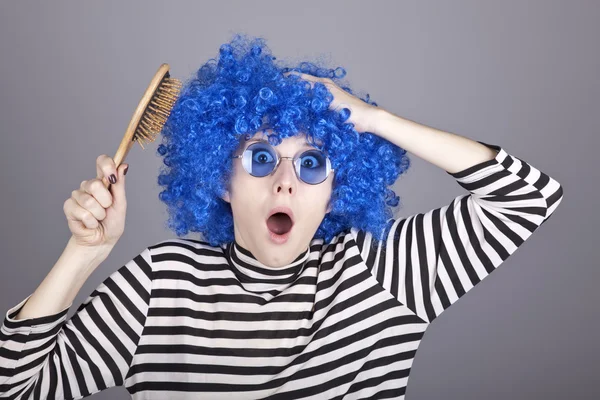 Zaskoczony niebieskie włosy dziewczyna z grzebieniem. — Zdjęcie stockowe