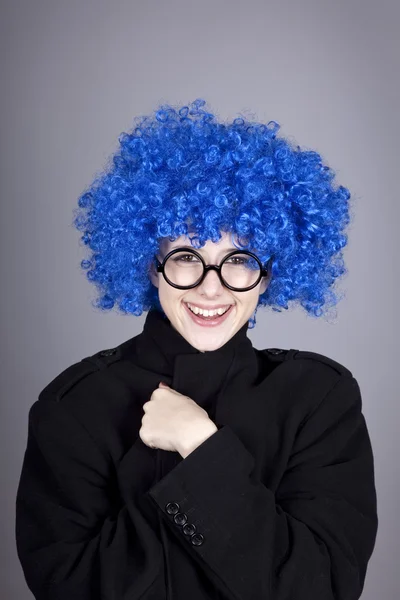 Смішна блакитна дівчина в окулярах і чорному пальто . — стокове фото