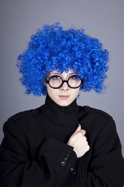 Grappige blauw-hair meisje in glazen en zwarte jas. — Stockfoto