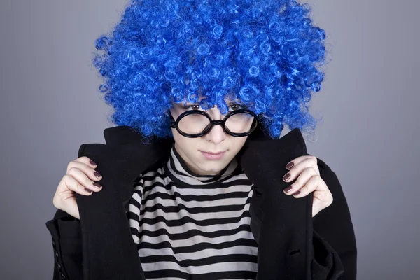Funny modré vlasy dívka v brýle a černý kabát. — Stock fotografie