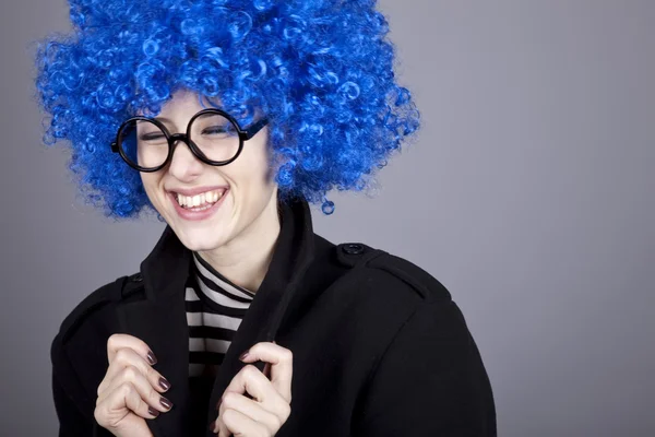 Engraçado menina de cabelo azul em óculos e casaco preto . — Fotografia de Stock