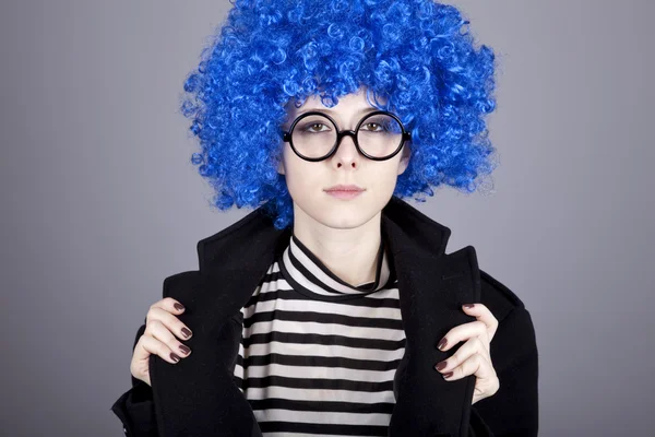 재미 있은 파랑 머리 소녀 안경와 검은 코트. — 스톡 사진