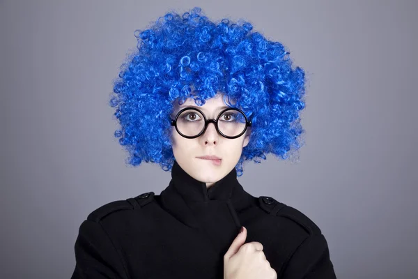 Zabawna dziewczyna niebieski włosy w okularach i czarny płaszcz. — Zdjęcie stockowe