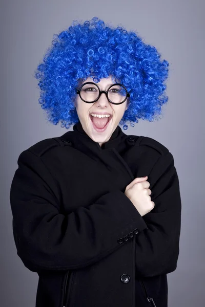 Zabawna dziewczyna niebieski włosy w okularach i czarny płaszcz. — Zdjęcie stockowe
