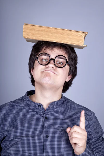 Hombres jóvenes hombres reflexivos con libro sobre la cabeza . —  Fotos de Stock