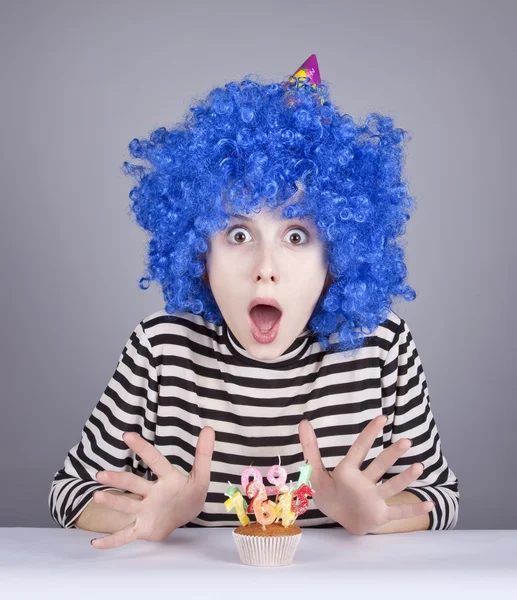 Funny fille aux cheveux bleus avec gâteau . — Photo