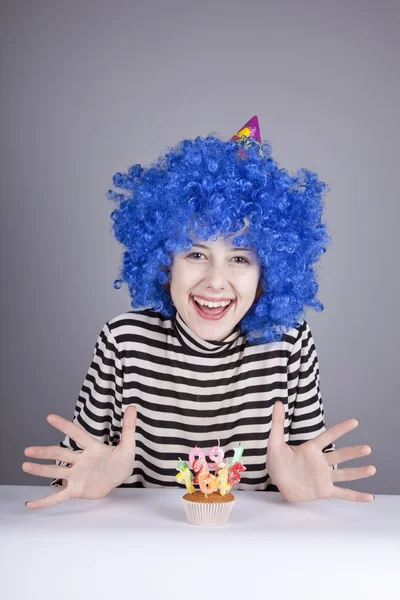 Menina de cabelo azul engraçado com bolo . — Fotografia de Stock