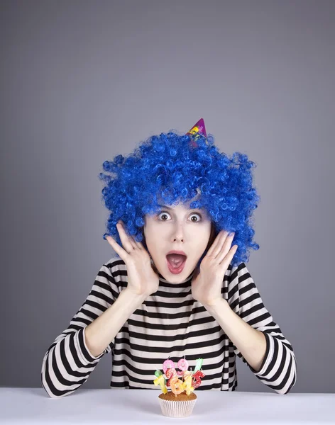 Funny blue-hair girl with cake. — Stock Photo, Image