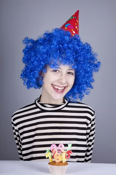 Menina de cabelo azul engraçado com bolo . — Fotografia de Stock