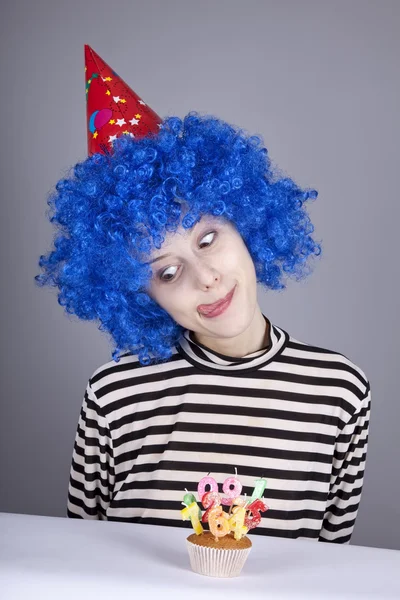 Chica divertida de pelo azul con pastel . —  Fotos de Stock