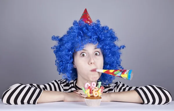 케이크와 함께 재미 있는 파란 머리 소녀. — 스톡 사진