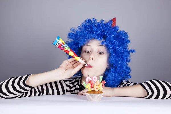 케이크와 함께 재미 있는 파란 머리 소녀. — 스톡 사진