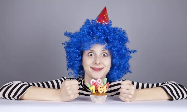 Funny modré vlasy dívka s dortem. — Stock fotografie