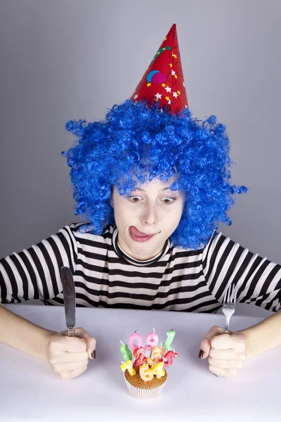 Забавная голубоволосая девушка с тортом . — стоковое фото