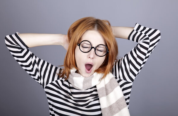 Спящая рыжая девушка в очках и шарфе
.