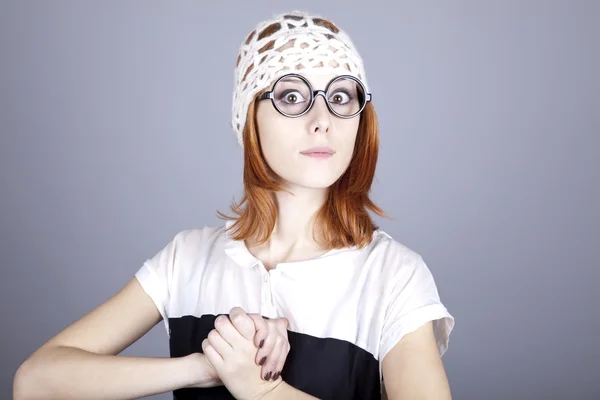 Портрет смешной девушки в очках и белой кепке . — стоковое фото