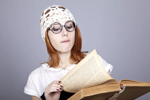 Αστεία κοκκινομάλλα κοπέλα με παλιό βιβλίο. — Φωτογραφία Αρχείου