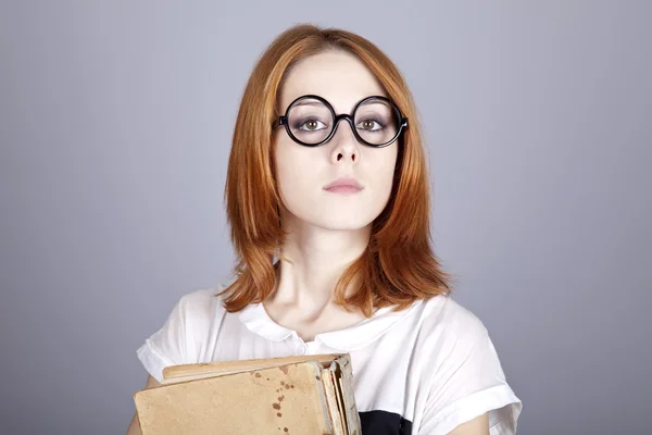 Divertente ragazza dai capelli rossi con vecchio libro . — Foto Stock